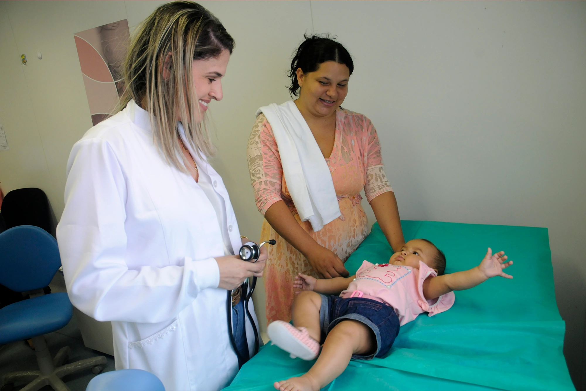 Enfermeira de família e comunidade atende criança em unidade básica de saúde. — Foto: Brito/Agência Saúde - DF